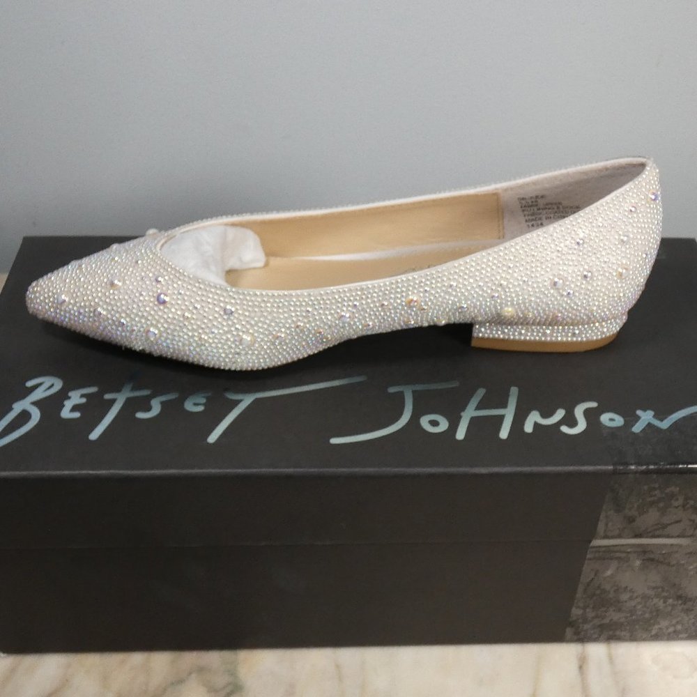 NiB - Betsey Johnson Irredecent Pearl Rhinestones Jude Ballet Flat, Pearl, 5.5
